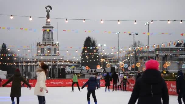 Eisbahn mit vielen Menschen im Freien tagsüber geöffnet — Stockvideo