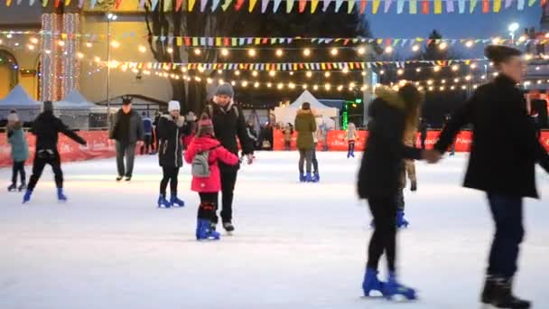 Arena es dengan banyak orang di luar ruangan terbuka pada malam hari. — Stok Video