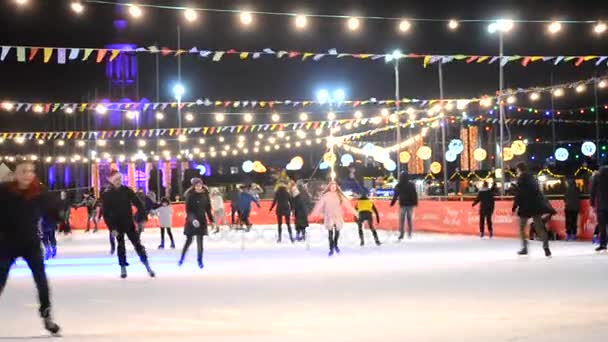 Eisbahn mit vielen Menschen im Freien nachts geöffnet. — Stockvideo