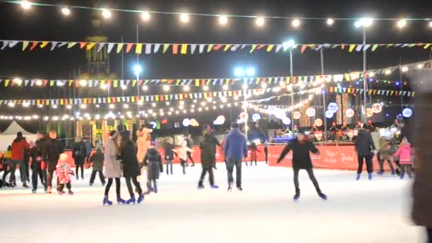 Eisbahn mit vielen Menschen im Freien nachts geöffnet. — Stockvideo