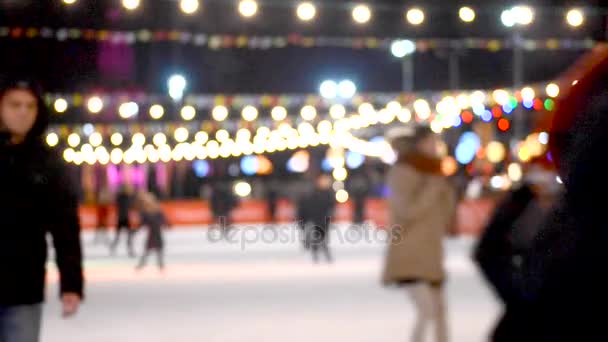 Patinoire avec beaucoup de gens à l'extérieur ouverte la nuit. — Video