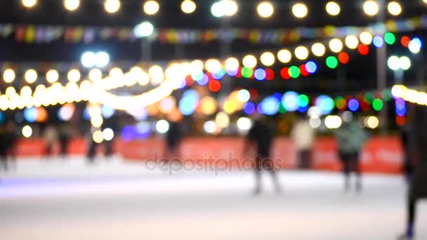 Pista de gelo com muitas pessoas ao ar livre aberto à noite . — Vídeo de Stock