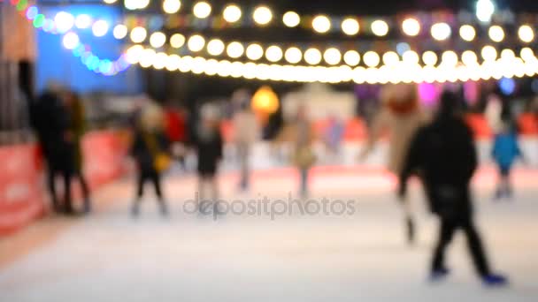 Eisbahn mit vielen Menschen im Freien nachts geöffnet. — Stockvideo