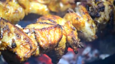 et şiş kebap yanıyor