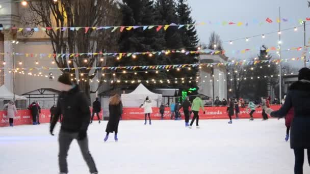 Led kluziště s mnoha lidmi venku otevřeno ve dne — Stock video