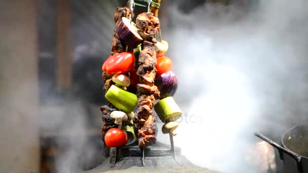 Decor of shish kebab on skewers and sliced vegetables — Stock Video