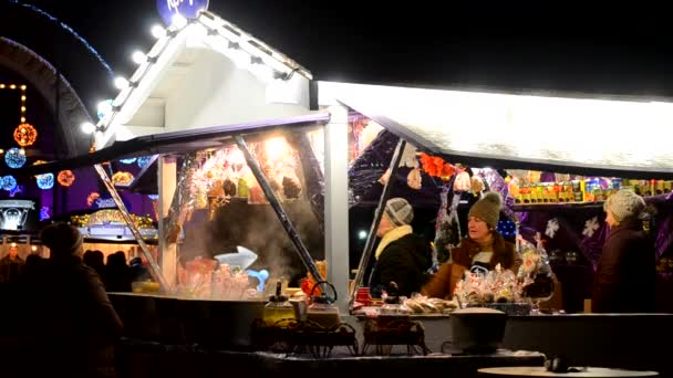 Традиційні Різдвяний ярмарок продаж солодощі, глінтвейн, гарячих напоїв та ін — стокове відео