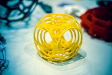 3d yazıcı tarafından yazılan soyut nesne yakın plan.