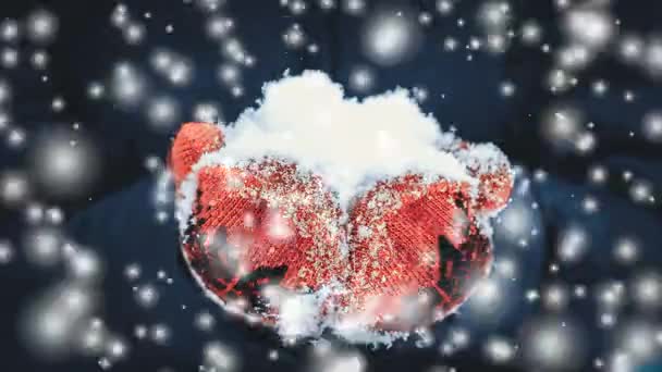 在降雪期间，身穿红色手套的女孩紧紧抓住雪堆. — 图库视频影像