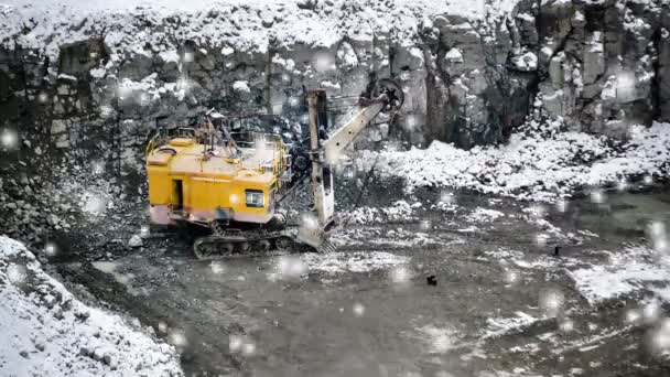 花岗岩采石场大型大黄挖掘机 — 图库视频影像