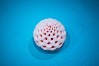 Beyaz arkaplanda 3d yazıcı tarafından yazılan soyut nesne.