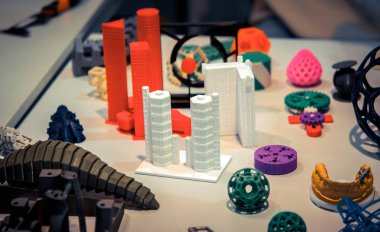 Birçok soyut model 3D yazıcı tarafından yakın plan olarak basıldı.