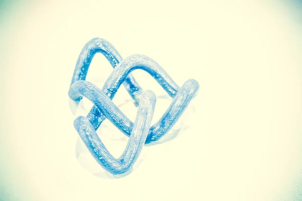 Abstraktní objekt vytištěný 3D tiskárnou na bílém pozadí. — Stock fotografie