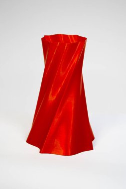 Beyaz arkaplanda izole edilmiş 3d yazıcı tarafından basılan kırmızı rengin soyut nesnesi.