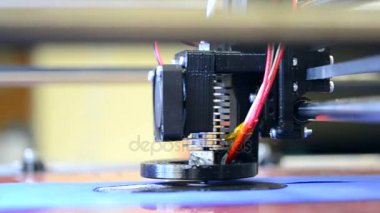 Siyah renk plastik modelleme nesneleri otomatik 3d printerlere harcama maddeler gerçekleştirir.