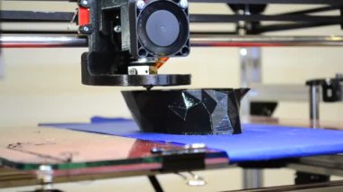Siyah renk plastik modelleme nesneleri otomatik 3d printerlere harcama maddeler gerçekleştirir.