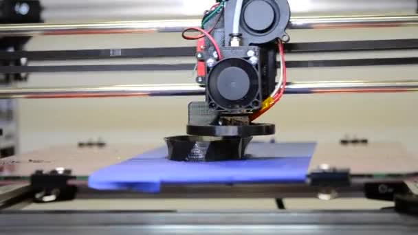 Timelapse geschoten. Objecten schedel zwart kleur gedrukt door 3D-printer. — Stockvideo