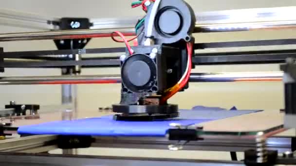Automatische 3D-printer uitvoert zwarte kunststof modellering kleurobjecten. — Stockvideo