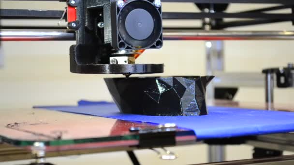 Imprimante 3D automatique effectue des objets de modélisation en plastique de couleur noire . — Video