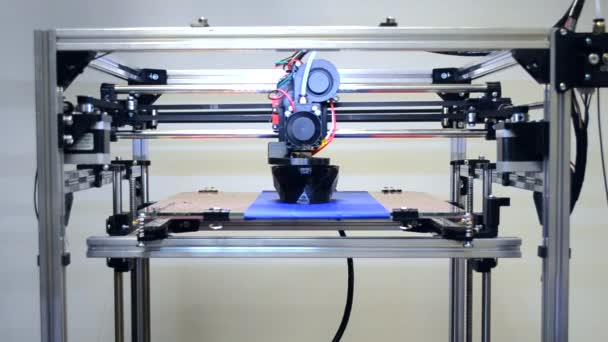 Автоматичний 3D принтер виконує об'єкти моделювання чорного кольору . — стокове відео