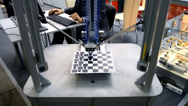 Robot play checkers — Stock Video