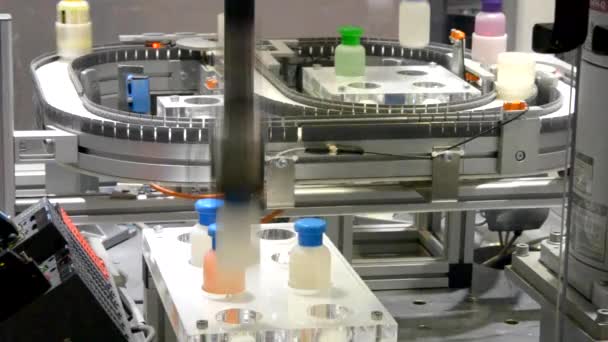 Robot dans une usine industrielle — Video