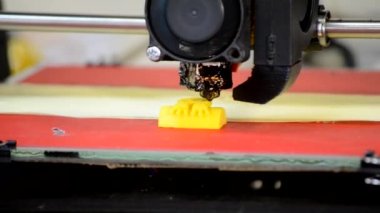 3D printerlere harcama maddeler nesne sarı renk yakın çekim oluşturur