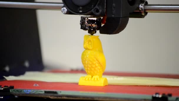 3D printer builds up the object yellow color close-up — Stock Video