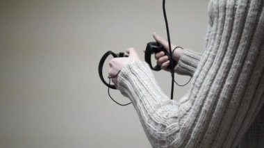 sanal gerçeklik kask bir oyunu oynarken adam