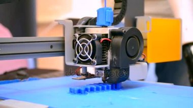 3D yazıcı ile erimiş plastik yakın çekim hacimsel bir oluşturur.