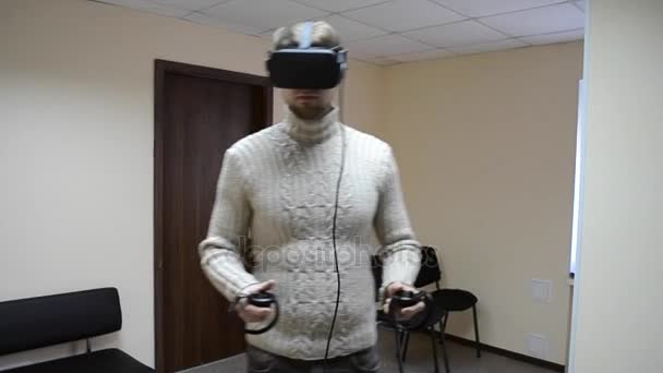 Homem com óculos de realidade virtual — Vídeo de Stock