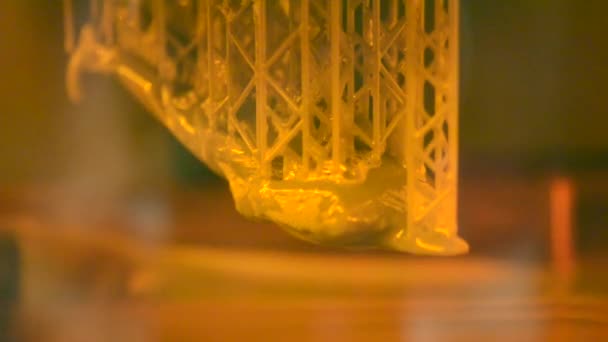 Stereolithography DPL 3d printer create small detail and liquid drips — Stock Video