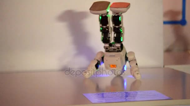 Kleine cyborg robots, humanoïden met gezicht en lichaam dansen op muziek — Stockvideo