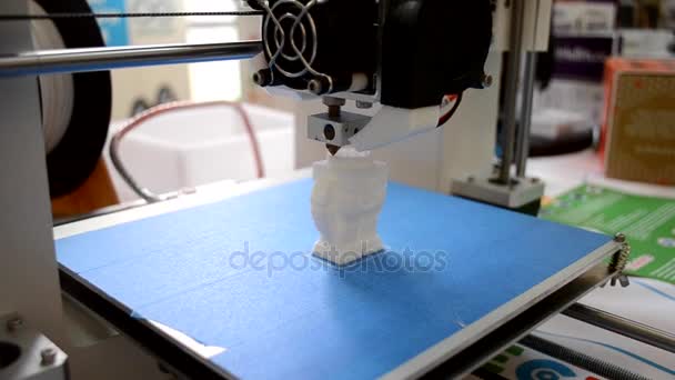 3D l'imprimante crée un objet volumétrique avec un gros plan en plastique fondu .