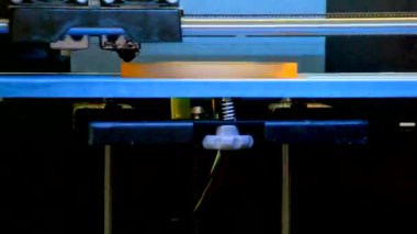 Zaman atlamalı. Turuncu renkteki yuvarlak bir şekil nesnesi bir yazıcı 3d yapılar