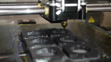 bir formu kapat 3D printerlere harcama maddeler yazdırır