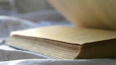 Yaprak eski kitap yakın çekim açmak