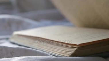 Hızlı bir eski vintage kitap yakın çekim yaprak üzerinde açmak