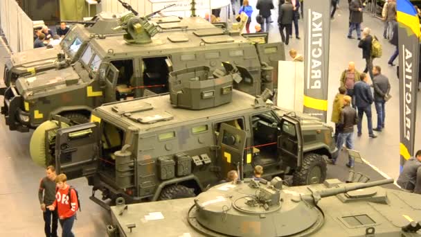 Tanques militares y vehículos blindados — Vídeo de stock