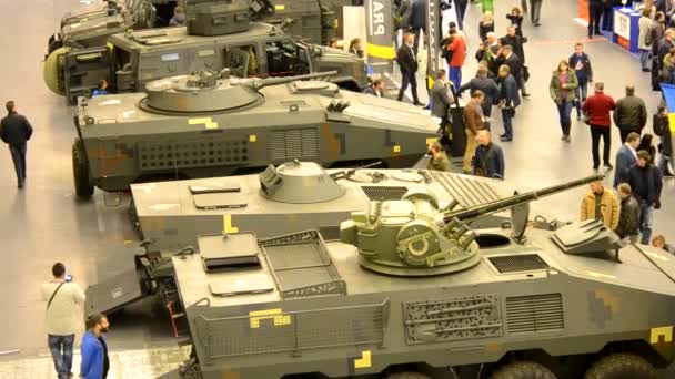Vojenské tanky a obrněná vozidla — Stock video