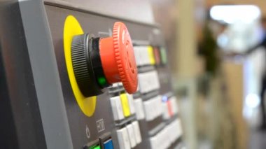 Kontrol panelindeki büyük kırmızı düğme
