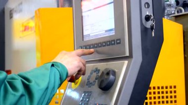 Kişi üretim makine Denetim Masası fabrikada çalışıyor.