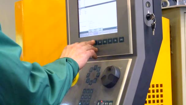 Osoba pracuje za ovládacím panelu výrobního stroje v továrně — Stock video