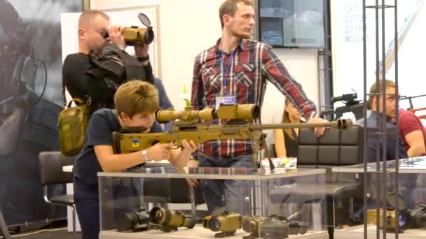 Ein junger Mann und eine großkalibrige Waffe — Stockvideo