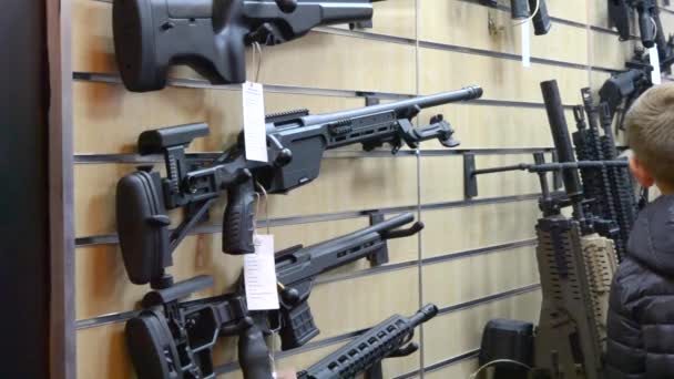 Kalashnikov geweren — Stockvideo