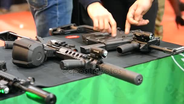 Flera stora kaliber vapen på bordet — Stockvideo