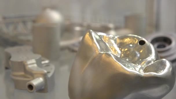 Een model gemaakt in een laser sintermachine close-up. — Stockvideo