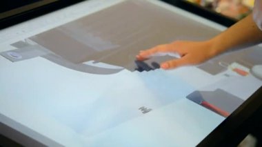 Adam büyük dokunmatik ekran