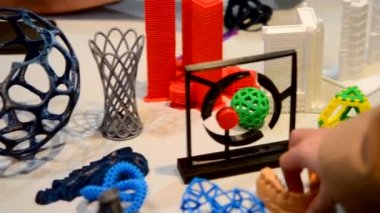 Nesneler 3D yazıcı tarafından yazdırıldı.