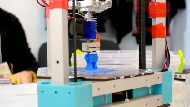 Objecten gedrukt door 3D-printer. Fused deposition modeling, Fdm. — Stockvideo